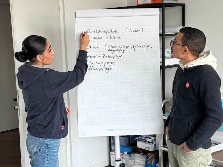 Kolleginnen und Kollegen bei der Arbeit